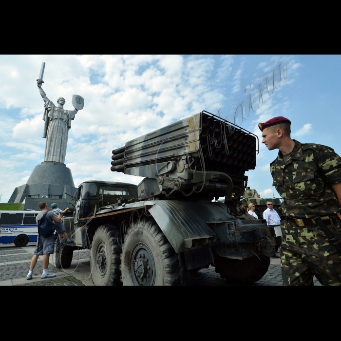 КИЇВ. На території музею Великої Вітчизняної війни відкрилась  виставка  зброї, військової техніки, вилученою  у членів незаконних збройних формувань під час АТО на сході України. Зокрема, на огляд всіх бажаючих представлені різні модифікації РПГ, протипіхотні міни, ПЗРК, БМ-21 